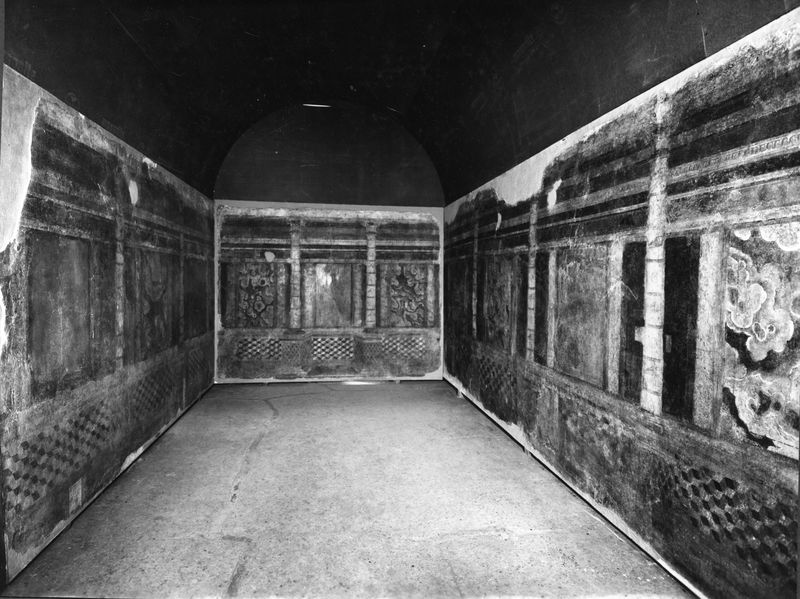 001792 - reperto - Casa dei Grifi, piano inferiore, vano B : pitture parietale in secondo stile pompeiano ( fase I A di Beyen) distaccate durante i lavori di restauro e successivamente collocate nell'Antiquario Palatino.
Riferimento bibliografico: Rizzo, Le pitture della casa dei Grifi 1936

Neg. serie E nÂ° 47971 (Gabinetto Fotografico Nazionale)