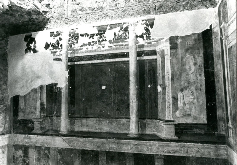 002024 - monumento - Casa di Augusto, cubicolo inferiore, ambiente 14: pittura parietale in secondo stile pompeiano, in situ.
Bibliografia: Musatti, G. "Casa di Augusto sul Palatino. L'intervento di restauro e considerazioni sulla decorazione pittorica" in Bollettino d'Arte 2, aprile-giugno 2009 (serie VII) pp. 21 e ss. /  Iacopi, I. "La Casa di Augusto, le pitture" Electa 2007 

Neg. serie Film 648 nÂ° 28