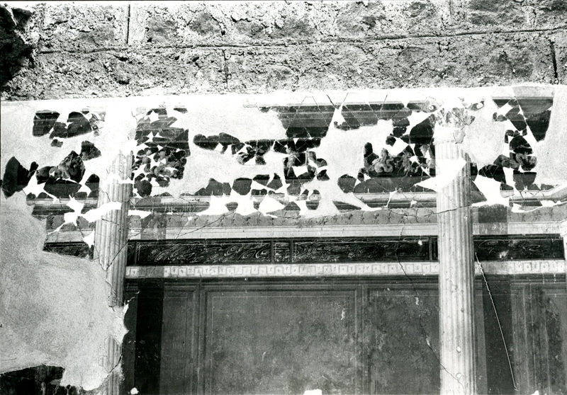 002026 - monumento - Casa di Augusto, cubicolo inferiore, ambiente 14: pittura parietale in secondo stile pompeiano, in situ.
Bibliografia: Musatti, G. "Casa di Augusto sul Palatino. L'intervento di restauro e considerazioni sulla decorazione pittorica" in Bollettino d'Arte 2, aprile-giugno 2009 (serie VII) pp. 21 e ss. /  Iacopi, I. "La Casa di Augusto, le pitture" Electa 2007 

Neg. serie Film nÂ°878