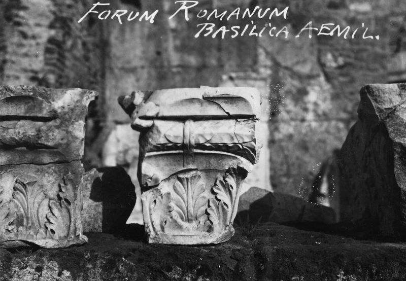 011267 - reperto - Basilica Emilia, Frammenti architettonici e decorativi; senza negativo