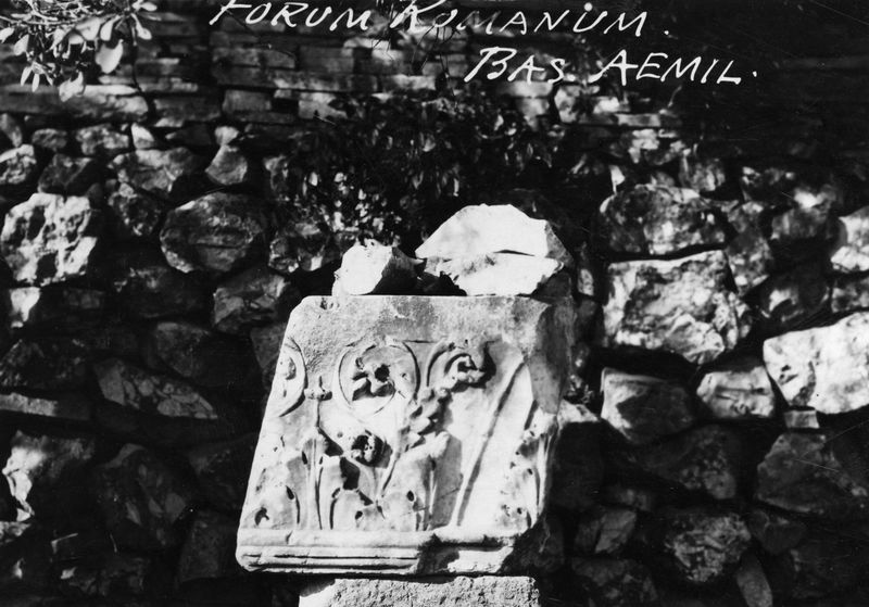011268 - reperto - Basilica Emilia, Frammenti architettonici e decorativi; senza negativo
