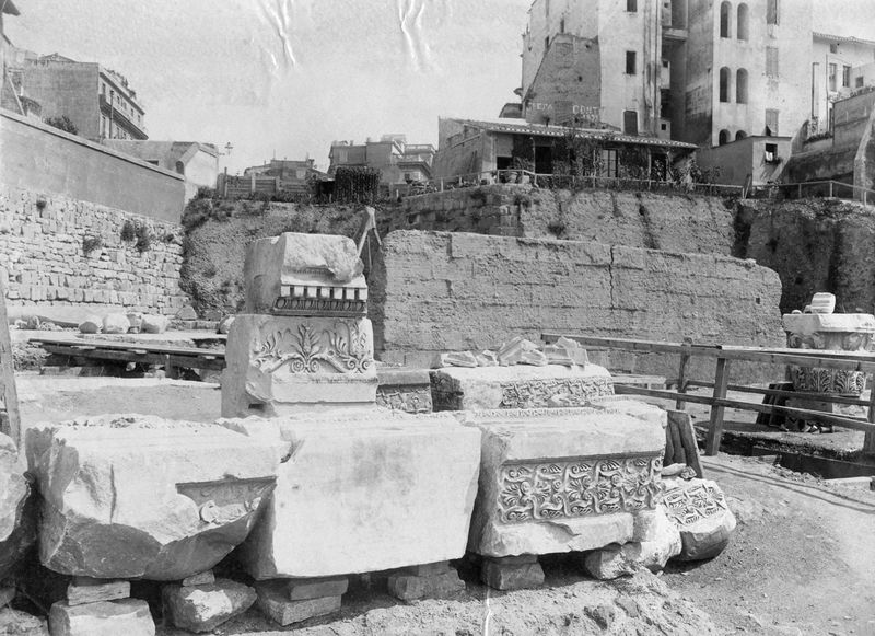011275 - reperto - Basilica Emilia, Interno, frammenti architettonici; Neg. Serie A Nr. 82 [Reg. agosto 1958]