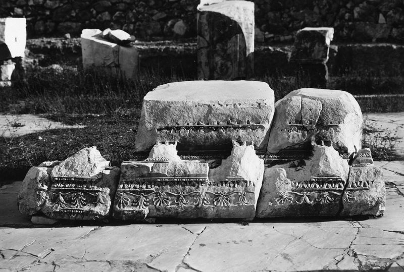 011284 - reperto - Basilica Emilia, Frammenti architettonici e decorativi; senza negativo