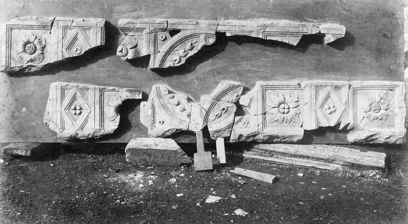 011290 - reperto - Basilica Emilia, Frammenti architettonici e decorativi; Neg. Serie E Nr. 173