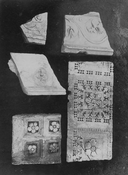 011297 - reperto - Basilica Emilia, Frammenti architettonici e decorativi; senza negativo