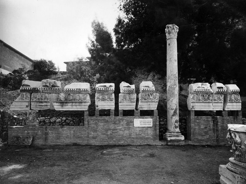 011312 - reperto - Basilica Emilia, architrave, fregio e cornice dell'ordine superiore, scoperto durante gli scavi di Boni, G. e Bartoli, A. tra il 1899 e il 1939. Databile tra il I secolo a.C. e il I secolo d.C., inventario nnÂ°402914-915-916-917-918-919-920 (per architrave e fregio); 402937-38-39-40-41-42-43-44-45 (per la cornice)
Gab. Fot. Naz. Neg. Serie E Nr. 28475 