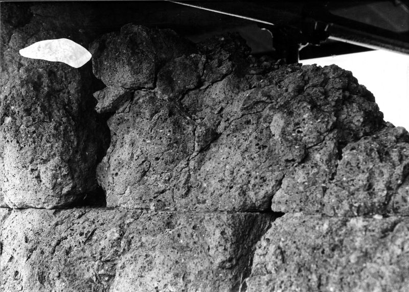 000078 - monumento - Palatino, Roma quadrata, Scalae Caci, muratura del lato occidentale, particolare di un blocco di tufo: Film n. 2462