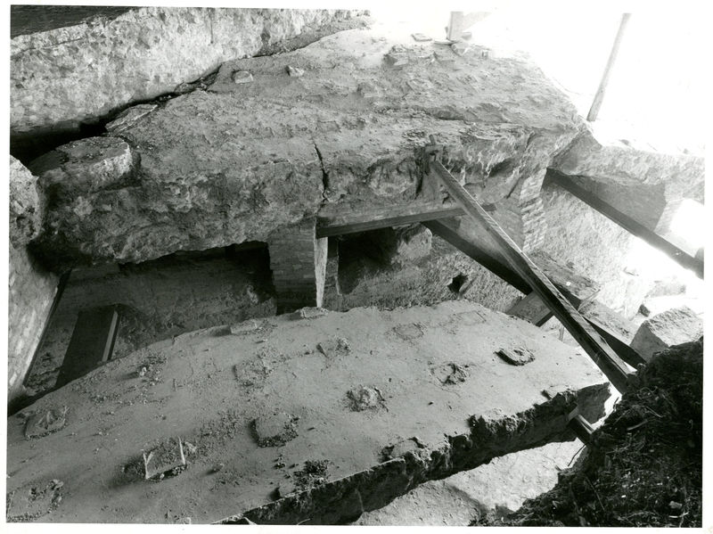 C002233 - restauro - Colosseo, settore nord, primo ordine, IV ambulacro, documentazione stato di incuria, 1985; neg. serie L, n. 300