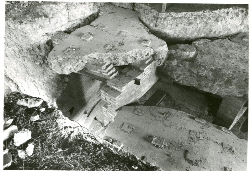C002236 - restauro - Colosseo, primo ordine, ingresso nord, prova pannello di protezione, 1985; neg. serie L, n. 300