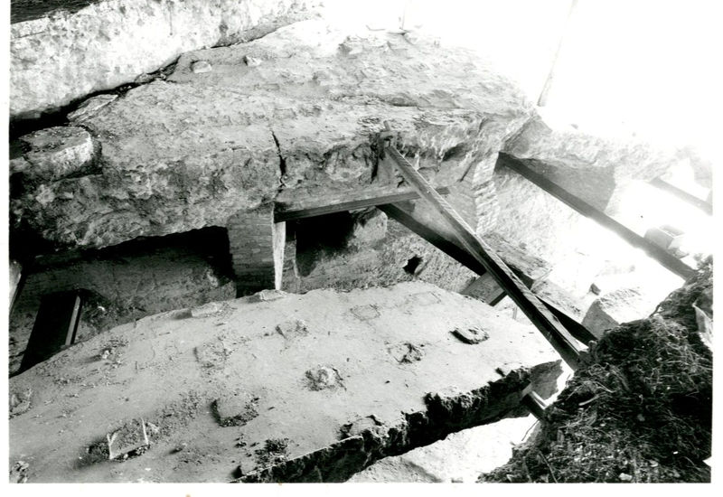 C002237 - restauro - Colosseo, primo ordine, ingresso nord, prova pannello di protezione, 1985; neg. serie L, n. 300