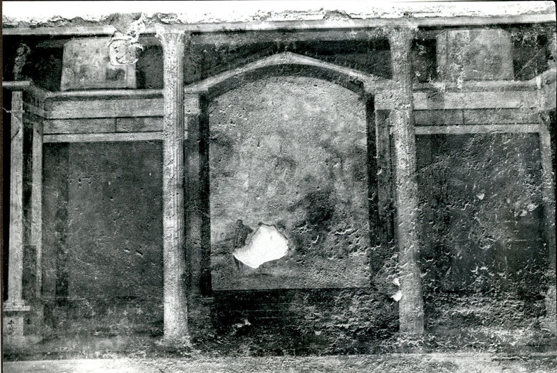 002031 - monumento - Casa di Augusto, cubicolo inferiore, ambiente 14: pittura parietale in secondo stile pompeiano, in situ.
Bibliografia: Musatti, G. "Casa di Augusto sul Palatino. L'intervento di restauro e considerazioni sulla decorazione pittorica" in Bollettino d'Arte 2, aprile-giugno 2009 (serie VII) pp. 21 e ss. /  Iacopi, I. "La Casa di Augusto, le pitture" Electa 2007 

Neg. serie Film nÂ°878