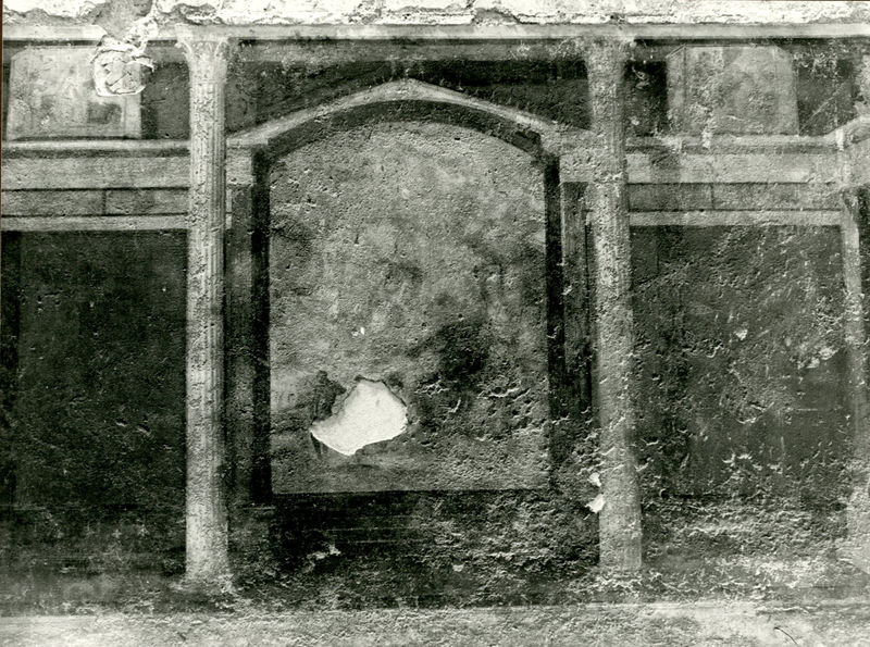 002032 - monumento - Casa di Augusto, cubicolo inferiore, ambiente 14: pittura parietale in secondo stile pompeiano, in situ.
Bibliografia: Musatti, G. "Casa di Augusto sul Palatino. L'intervento di restauro e considerazioni sulla decorazione pittorica" in Bollettino d'Arte 2, aprile-giugno 2009 (serie VII) pp. 21 e ss. /  Iacopi, I. "La Casa di Augusto, le pitture" Electa 2007 

Senza negativo