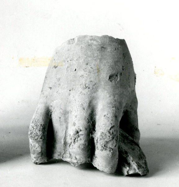 002721 - reperto - Casa Repubblicana a fianco delle Scalae Caci (sud-ovest della Casa di Livia), nel muro di fondazione in opus caementicium M che copriva la parete occidentale del IV ambiente della casa repubblicana e del terreno di scarico addossato a detta parete (recupero di numerose terracotte), durante gli scavi del Carettoni del 1956.  
Parte anteriore del piede destro indossante una calzatura (lunghezza cn 14, larghezza cm 8 circa). Frammentato, grezzo nella superficie inferiore di appoggio. Indossa un sandalo con la suola colorata di giallo, mentre i lacci sono di colore rosso. L'argilla Ã¨ rossastra e ben cotta. 
Bibliografia: Carettoni, G.F. in NsC 1967 pag.317

Neg. serie 6x6 nÂ°1254