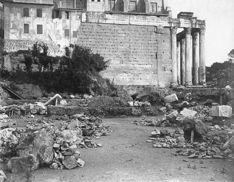 011484 - scavo archeologico - Basilica Emilia, scavi 1911: verso il tempio di Antonino e Faustina, visto da nord-ovest. Senza negativo