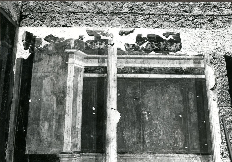 002037 - monumento - Casa di Augusto, cubicolo inferiore, ambiente 14: pittura parietale in secondo stile pompeiano, in situ.
Bibliografia: Musatti, G. "Casa di Augusto sul Palatino. L'intervento di restauro e considerazioni sulla decorazione pittorica" in Bollettino d'Arte 2, aprile-giugno 2009 (serie VII) pp. 21 e ss. /  Iacopi, I. "La Casa di Augusto, le pitture" Electa 2007 

Neg.serie Film nÂ°878