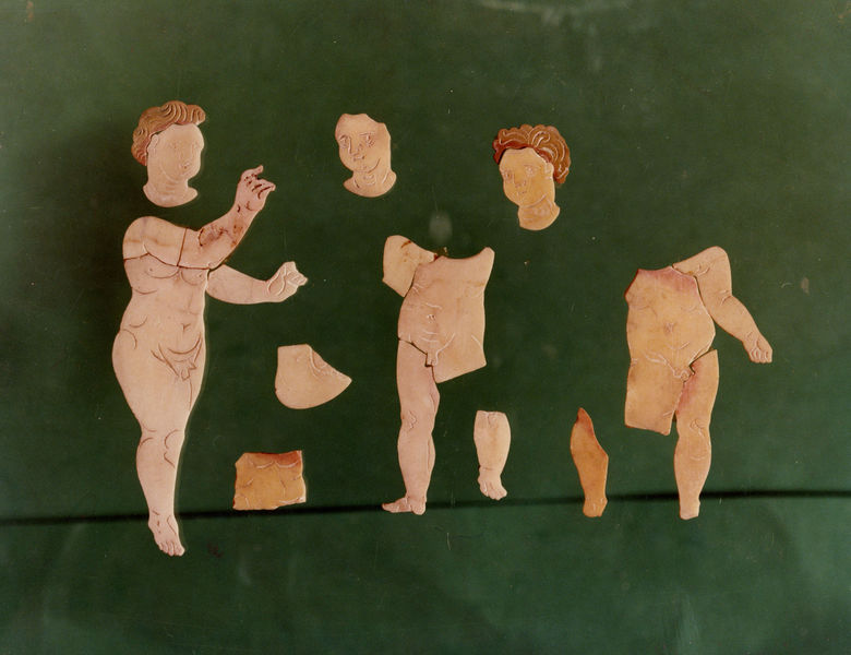 005825 - reperto - Crustae marmoree parietali raffiguranti eroti, realizzati in marmo giallo antico. Bibliografia di riferimento: "Museo Palatino, le Collezioni" a cura di M.T. Tomei e C. Gasparri, Electa 2014 pp. 190-194. Neg. serie 6x6 nÂ° 15678