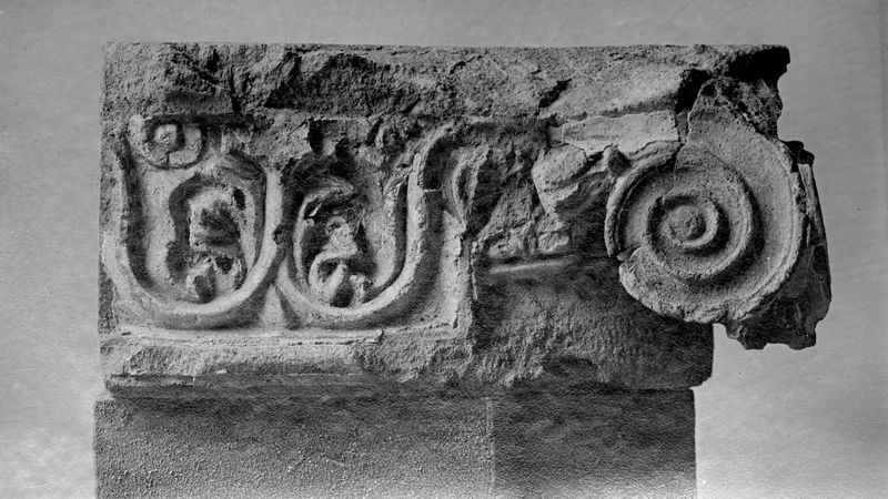 001847 - reperto - Casa dei Grifi,  capitello ionico di colonna ritrovato durante gli scavi nella Casa dei Grifi. Visione frontale 

Neg. serie F nÂ°1647