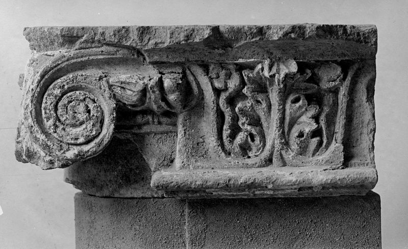 001849 - reperto - Casa dei Grifi,  capitello ionico di colonna ritrovato durante gli scavi nella Casa dei Grifi. Visione frontale 

Neg. serie F nÂ°1652