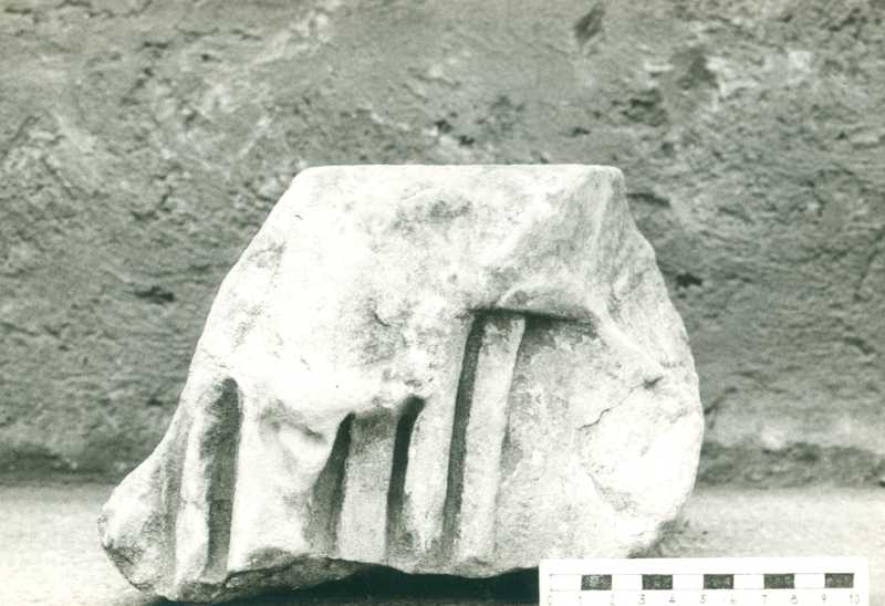 Frammento di scultura panneggiata.