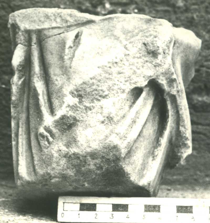 Frammento di scultura panneggiata.