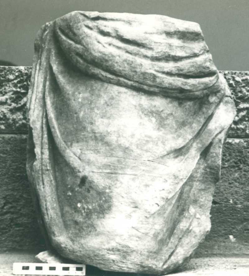 Frammento di scultura panneggiata.