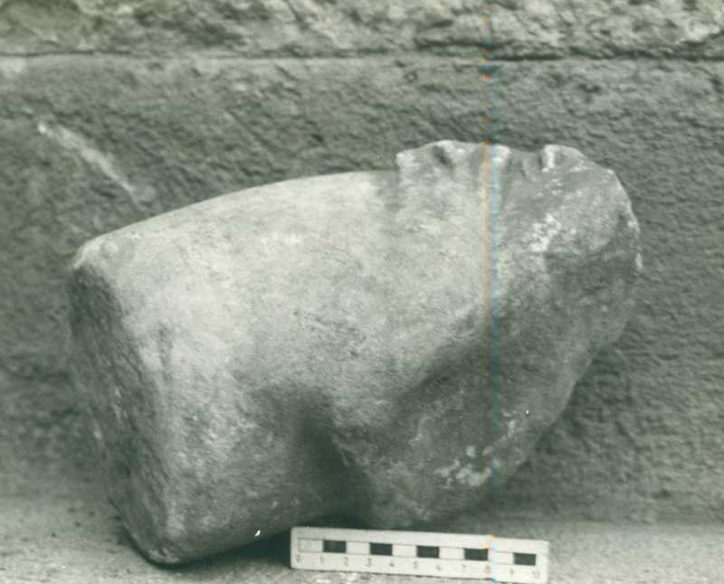 Frammento di scultura panneggiata.