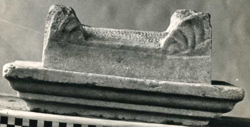 Coperchio di piccola urna funeraria.
