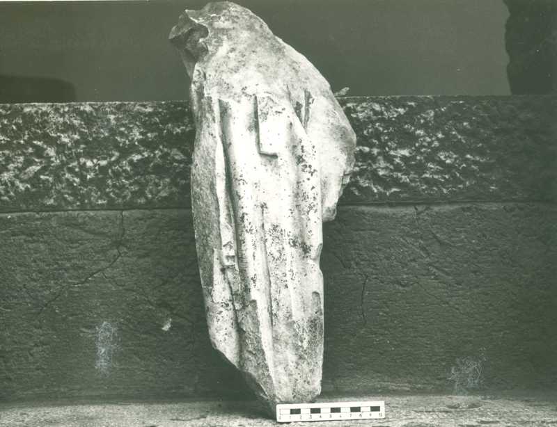 Frammento di scultura panneggiata.