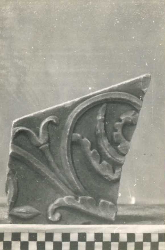 Frammento di rilievo decorato.