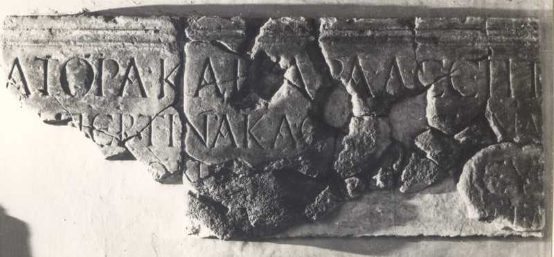 Frammenti di lastra scorniciata con iscrizione greca in onore di Settimio Severo, verosimilmente posta da una comunità greca o asiatica di lingua grec