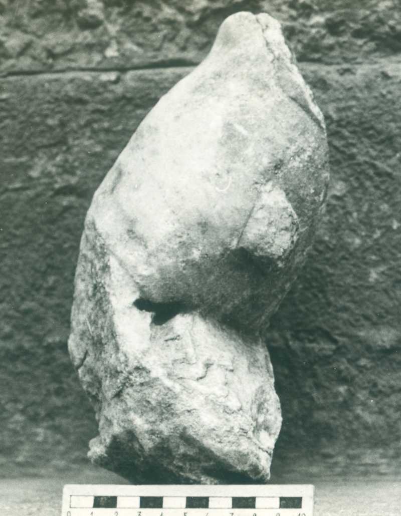 Frammento di scultura panneggiata.