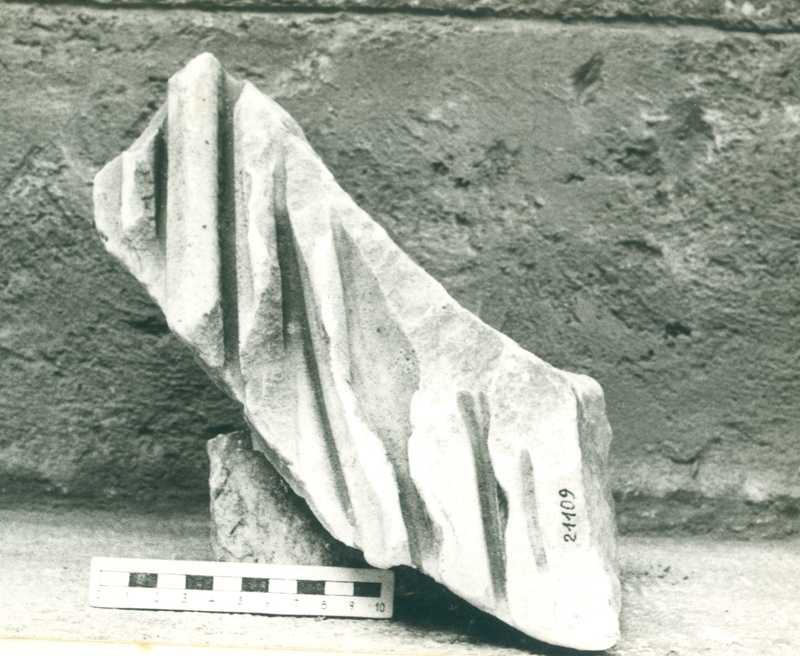 Frammento di scultura panneggiata.
