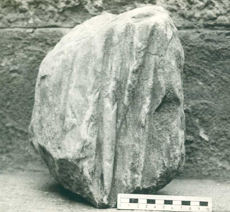 Frammento di scultura panneggiata.