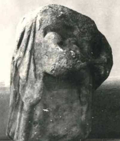 Frammento di scultura panneggiata.