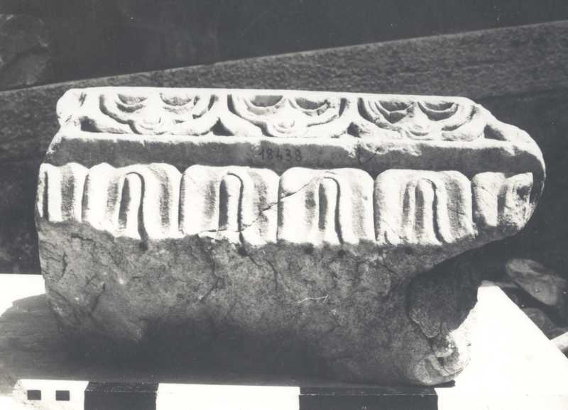 Frammento di cornice.