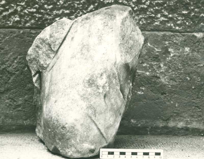 Frammento di scultura panneggiata.