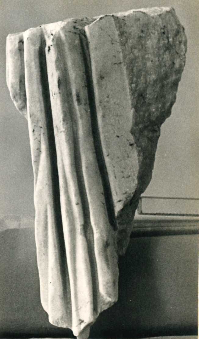Frammento di scultura panneggiata.