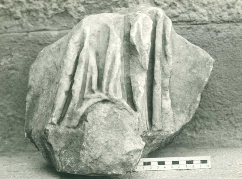 Frammento di scultura panneggiata.