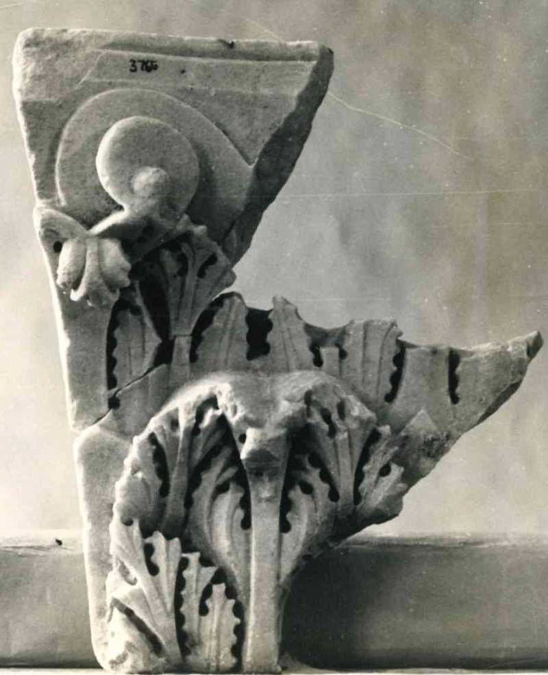 Frammento di capitello di lesena