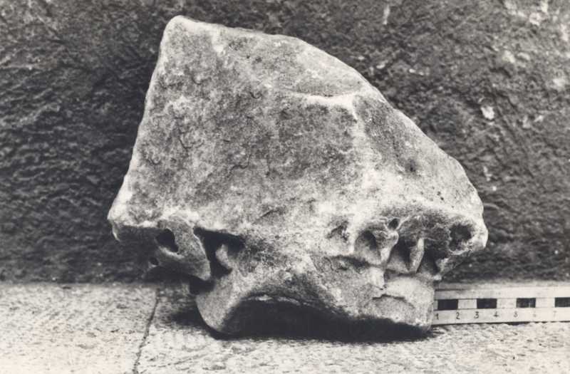 Frammento di cornice.