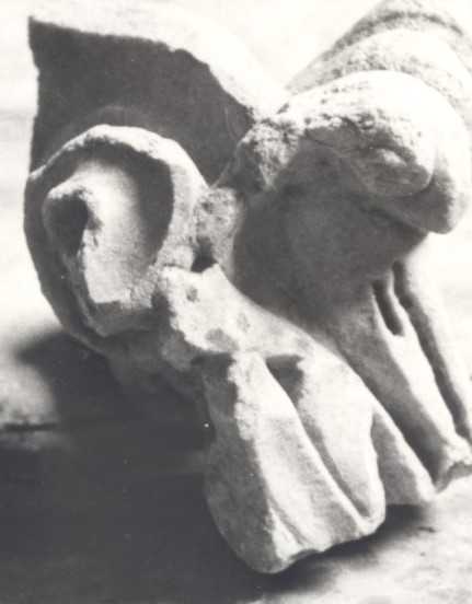 Frammento di capitello corinzio.