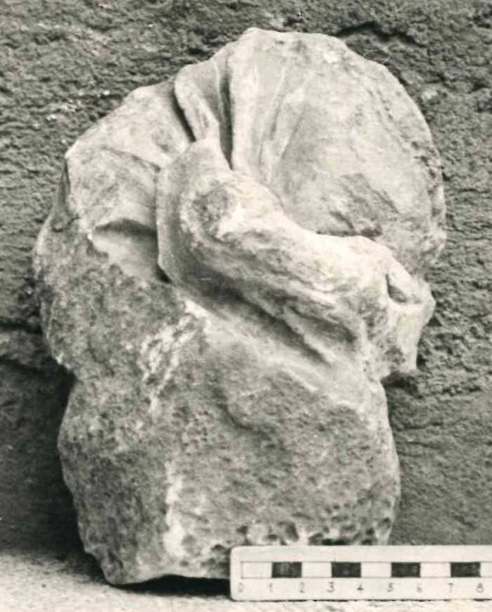 Frammento di scultura panneggiata.