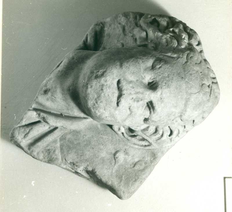 Frammento di rilievo figurato.