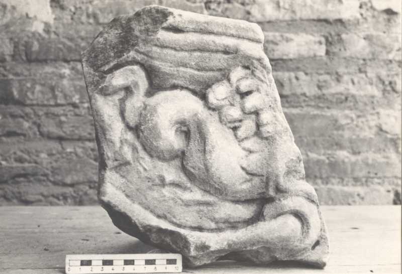 Frammento di sarcofago.