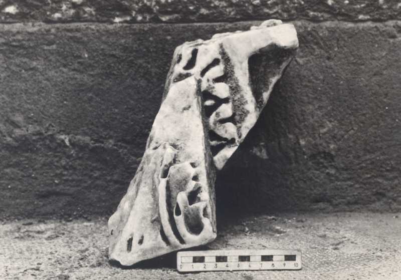 Frammento di mensola e di sottocornice.