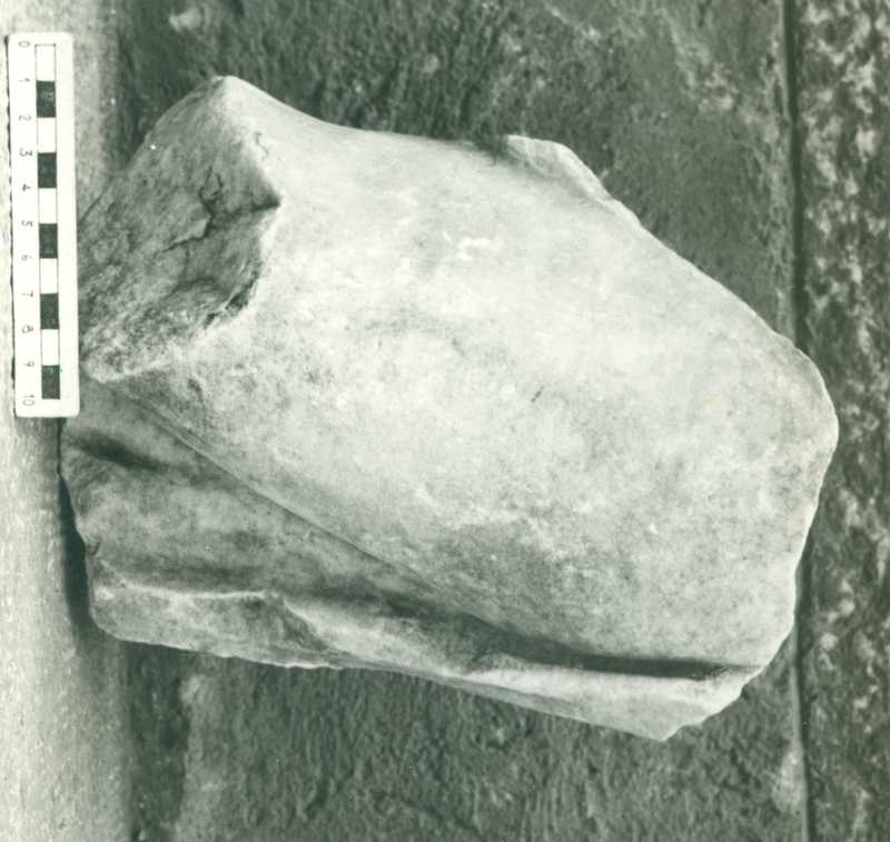 Frammento di scultura panneggiata.
