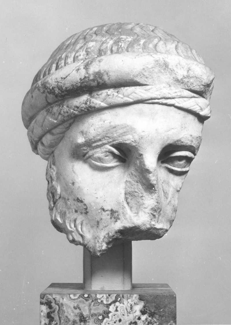Testa virile barbata frammentata.