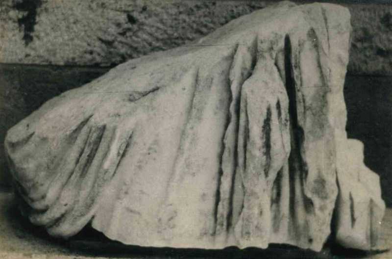 Frammento di scultura panneggiata.