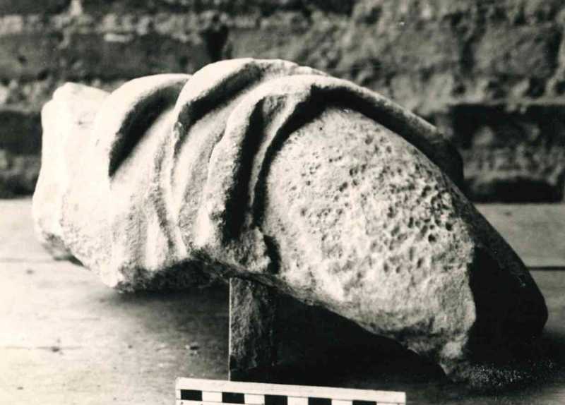 Busto frammentato.