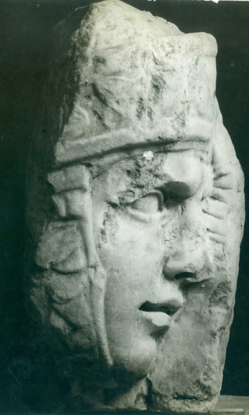 Frammento di rilievo figurato.